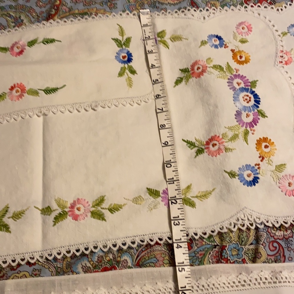 Lot of Vintage dresser scarves/ protectors - Picture 4 of 14